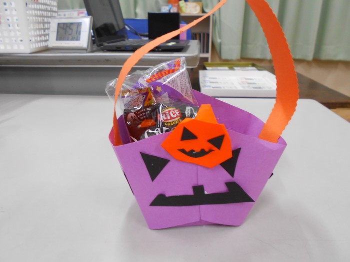 子どもが作ったお菓子入れ