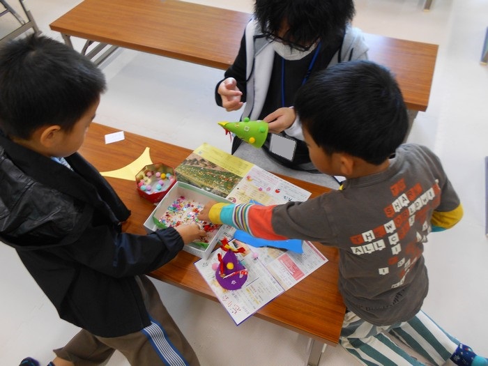 ツリーづくりをする子どもたち