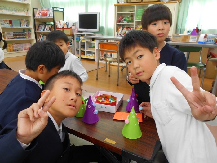 ツリーづくりをする子どもたち