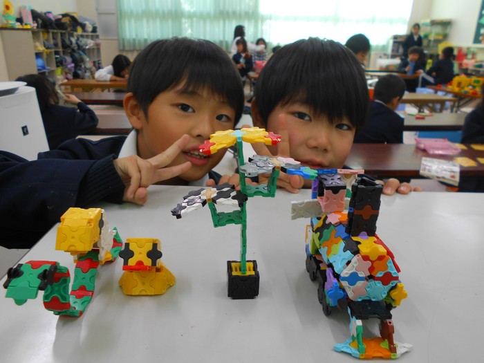 ラキューを作る子どもたち