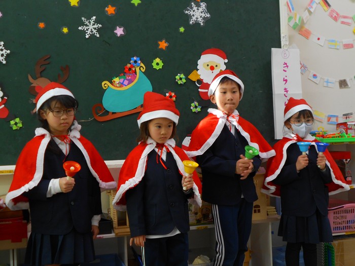 ハンドベルをする子どもたち