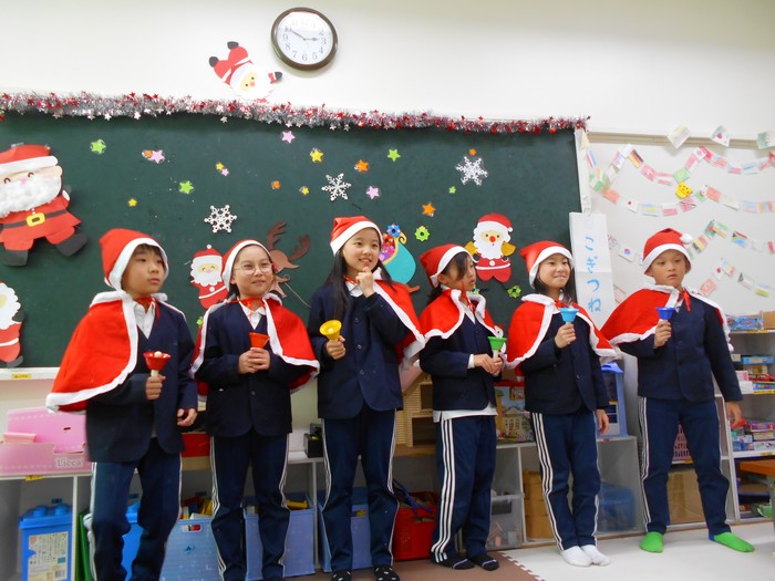 ハンドベルをする子どもたち