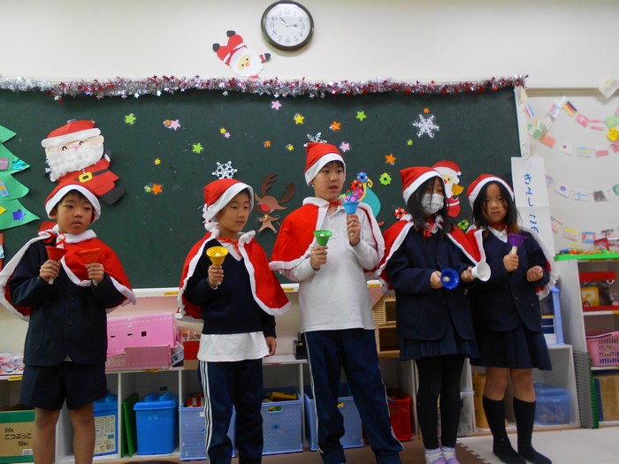 ハンドベルをする子どもたち