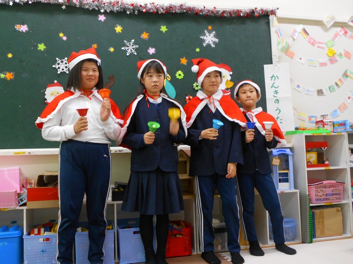 ハンドベルをする子どもたち