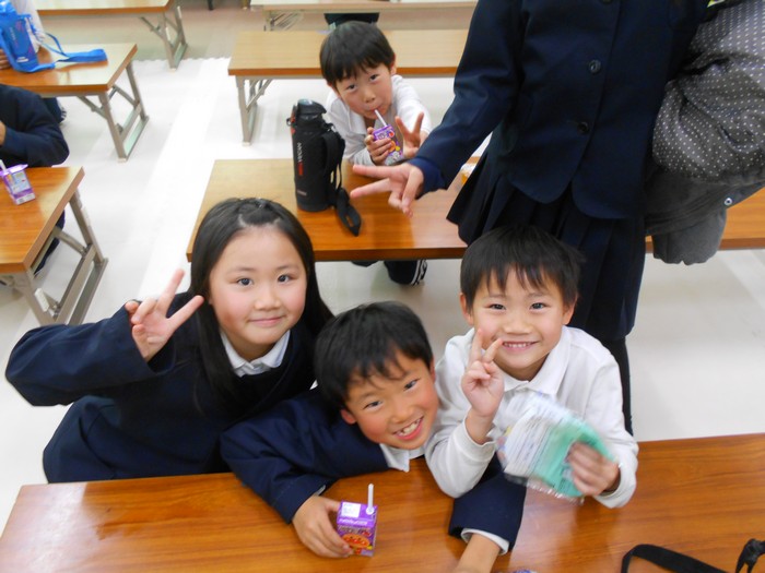 おやつを食べる子どもたち