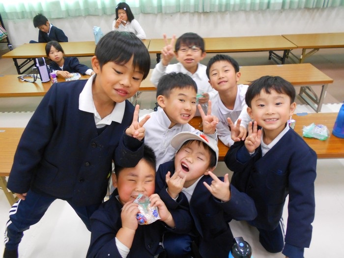 おやつを食べる子どもたち