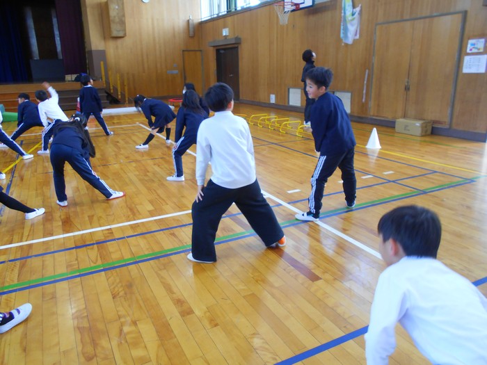 準備体操をする子どもたち