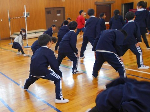 準備体操をする子どもたち