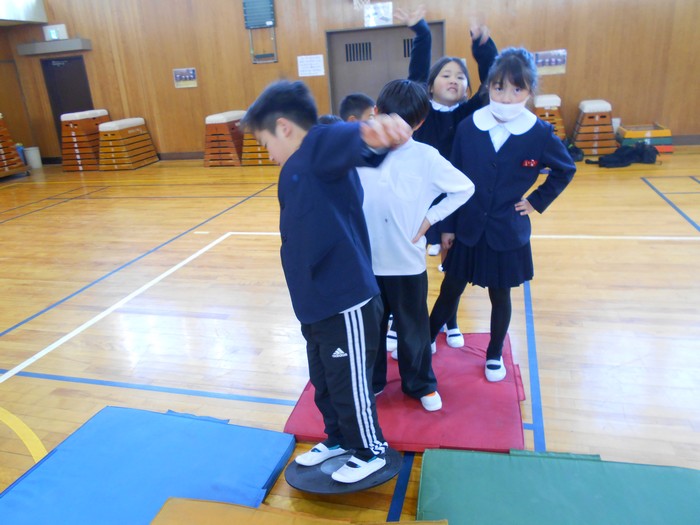 バランス絵尾する子どもたち