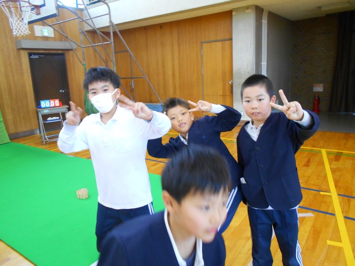 モルックをする子どもたち