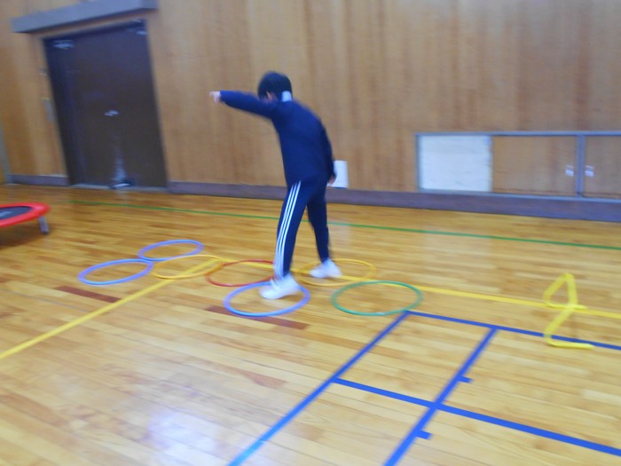 障害物をする子どもたち