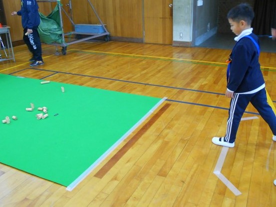 モルックをする子ども