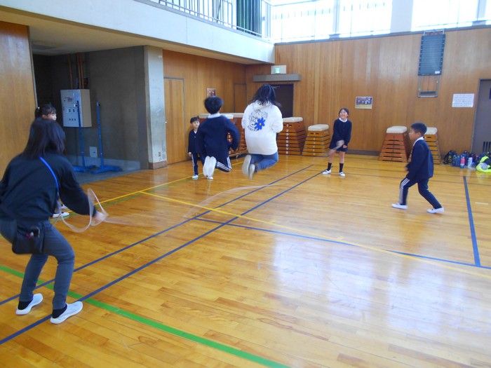 大繩跳びをする子どもたち