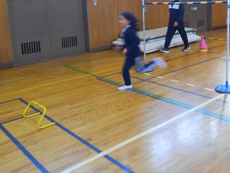 障害物をする子ども