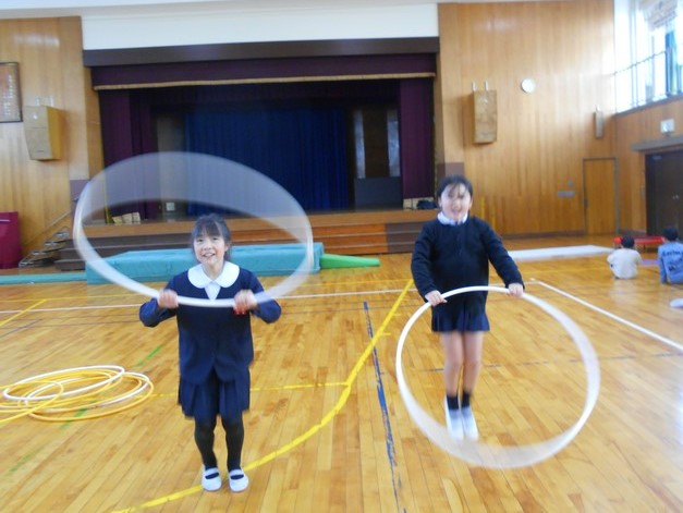 フラフープをする子どもたち