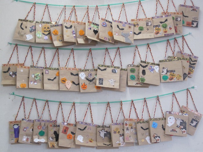 子どもたちが作ったお菓子を入れる袋