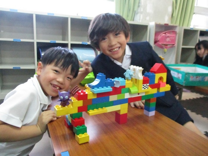 ブロックで遊ぶ子どもたち