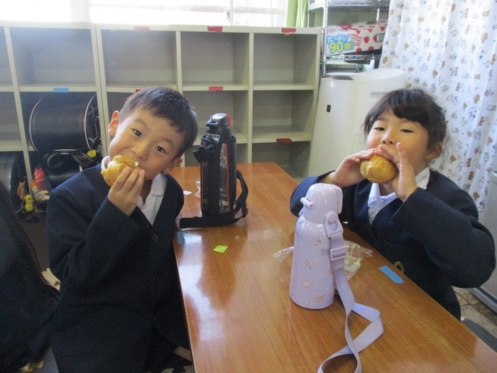 おやつを食べる子どもたち