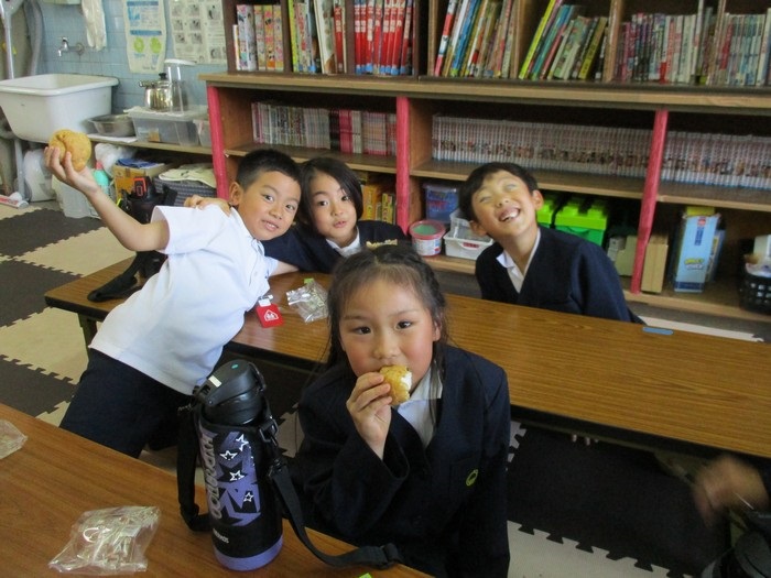 おやつを食べる子どもたち