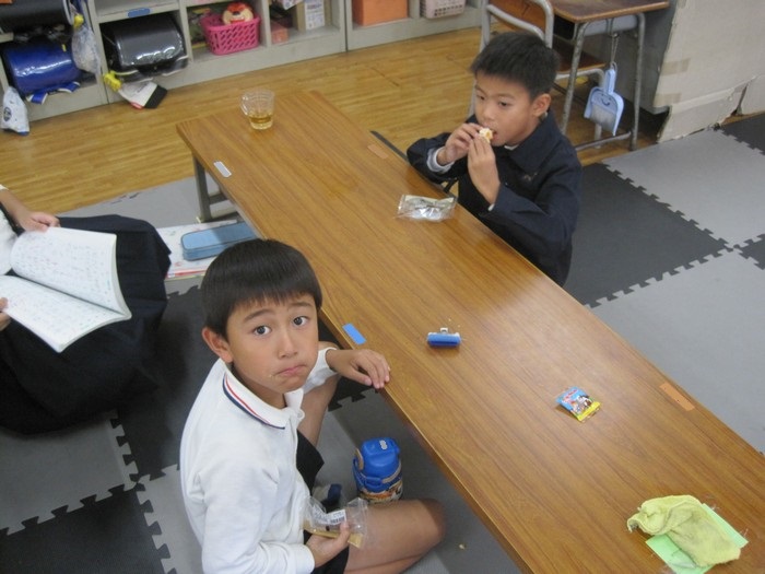 おやつを食べる子どもたち