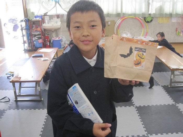 プレゼントを持つ子ども