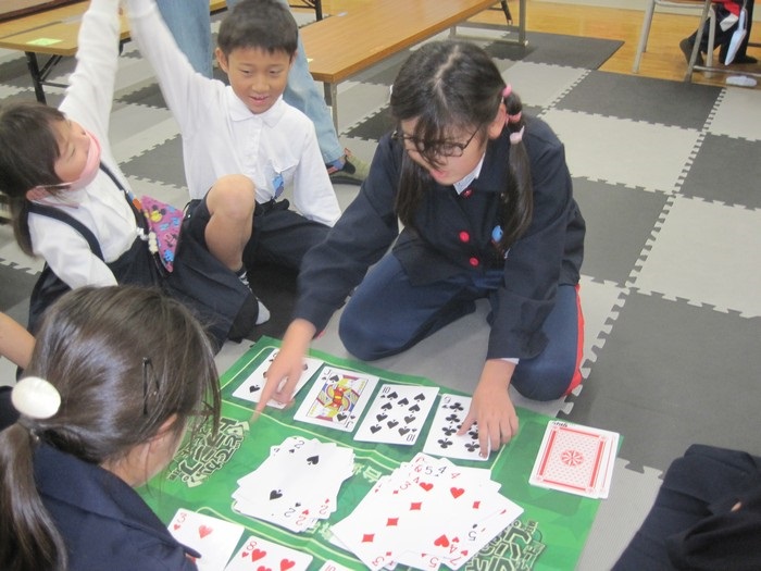 トランプをする子どもたち