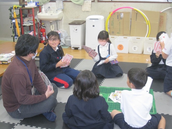 トランプをする子どもたち