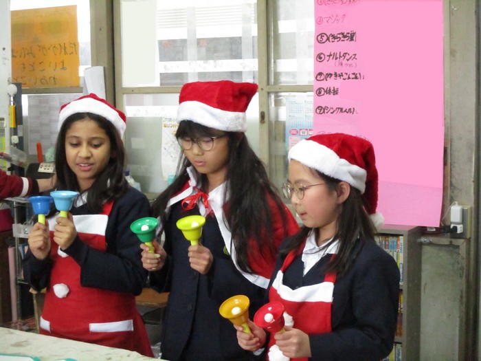 ハンドベルの演奏をする子どもたち