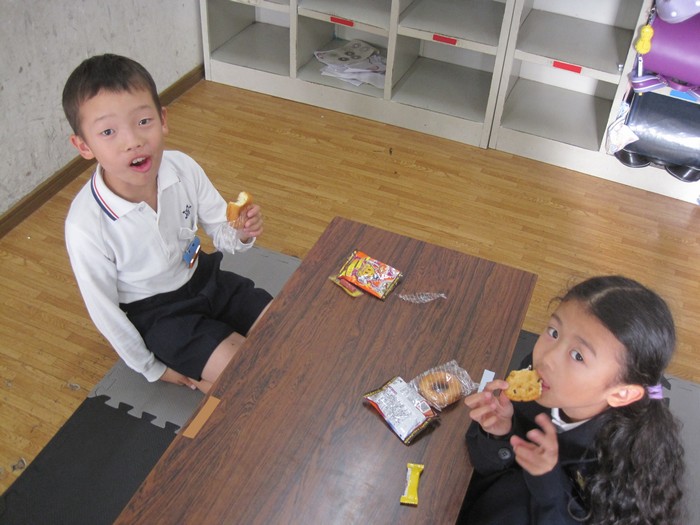 おやつを食べる子どもたち