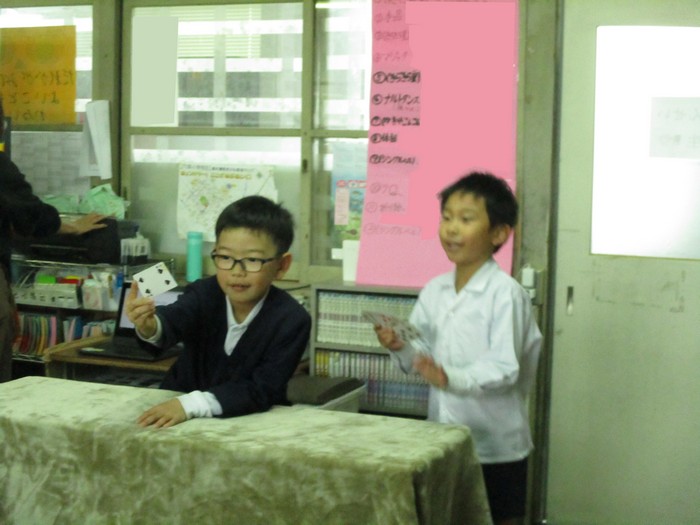 手品をする子どもたち