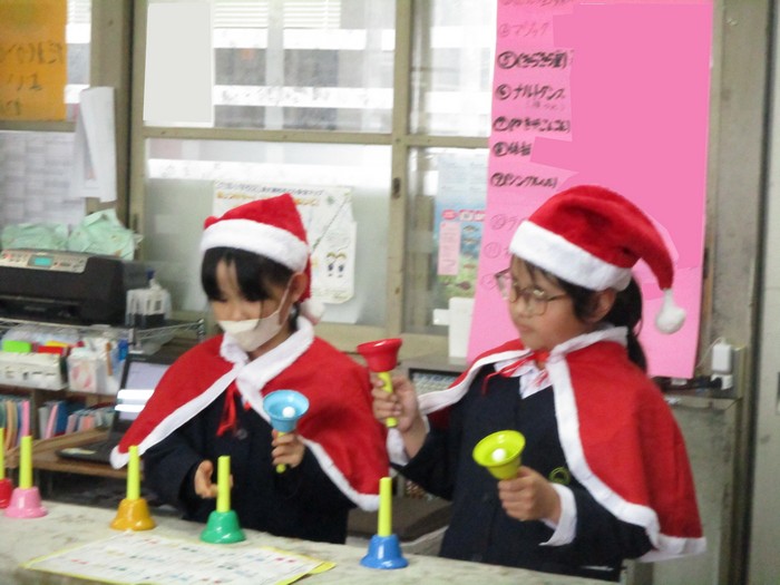 ハンドベルの演奏をする子どもたち