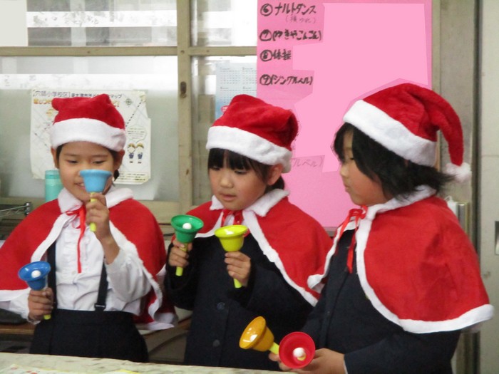 ハンドベルの演奏をする子どもたち