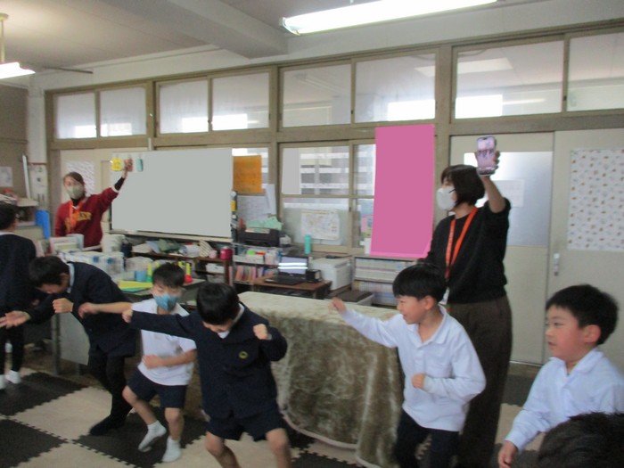 ダンスをする子どもたち