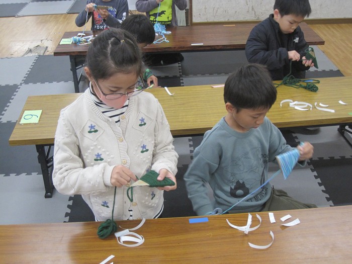 飾りを作る子どもたち