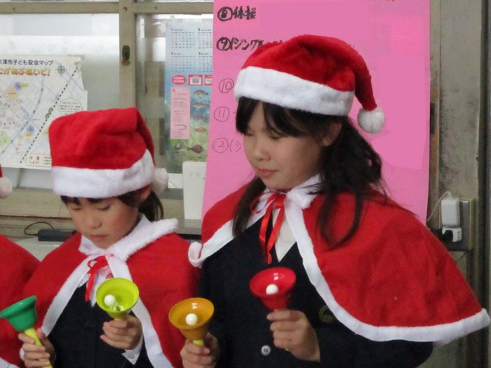 ハンドベルの演奏をする子どもたち