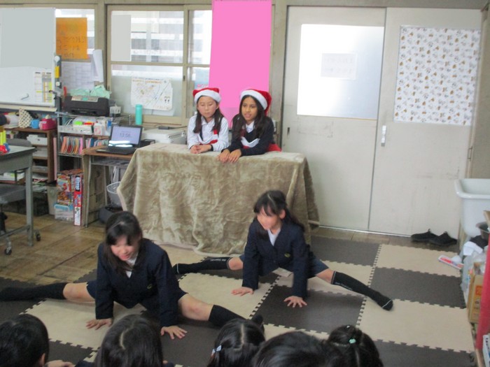 体操をする子どもたち