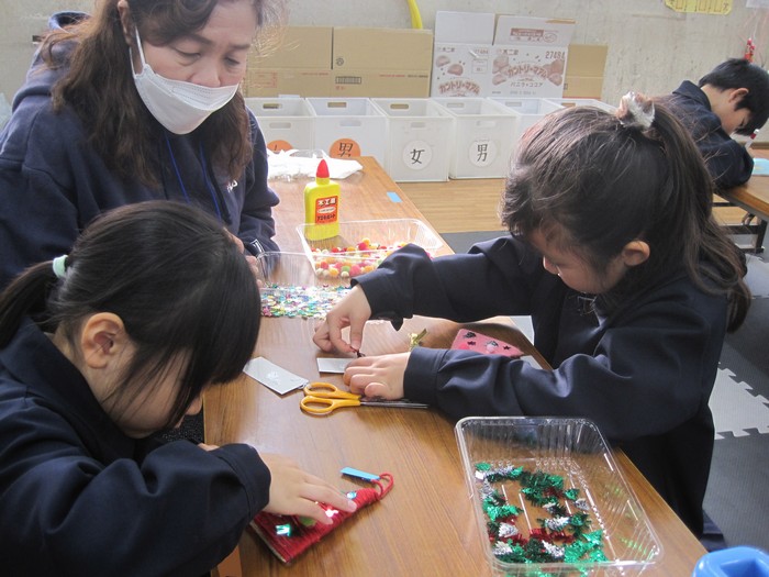 飾りを作る子どもたち