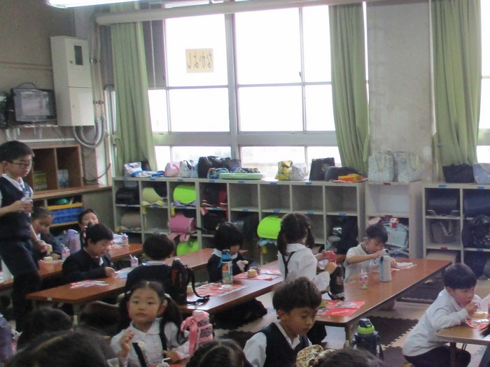 おやつを食べる子どもたち