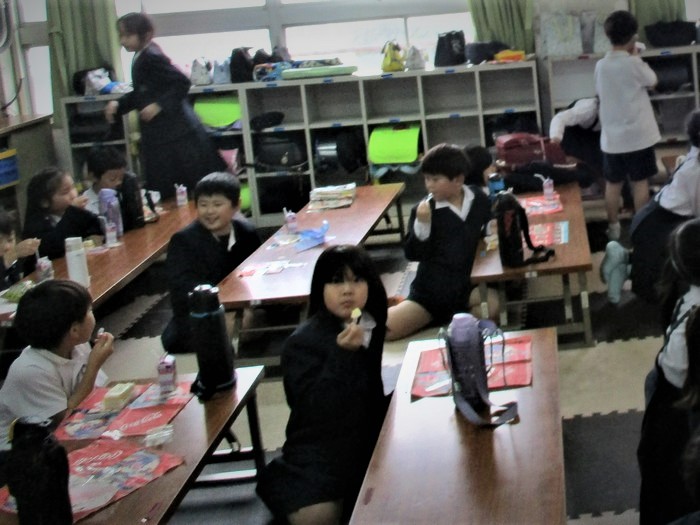 おやつを食べる子どもたち