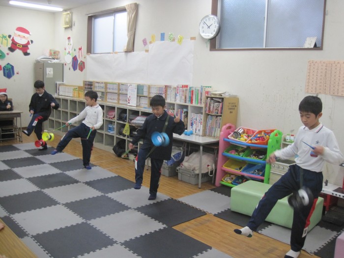 ジャグリングをする子どもたち