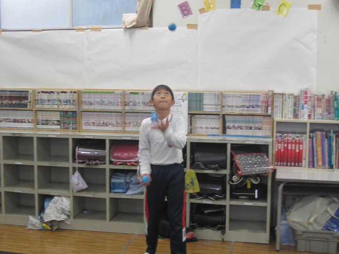 ジャグリングをする子ども