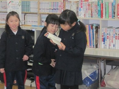 クイズを出す子どもたち