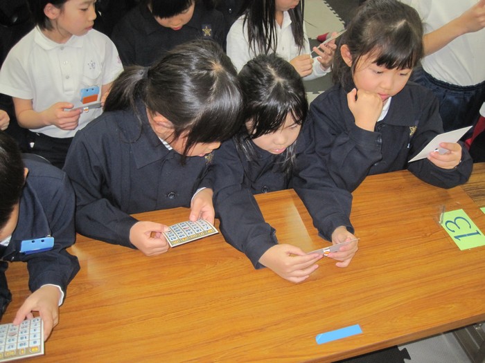 ビンゴをする子どもたち