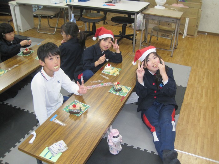 おやつを食べる子どもたち