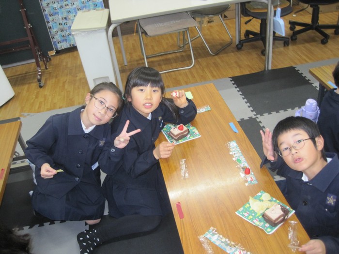 おやつを食べる子どもたち