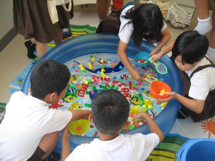 スーパーボールすくいをする子どもたち