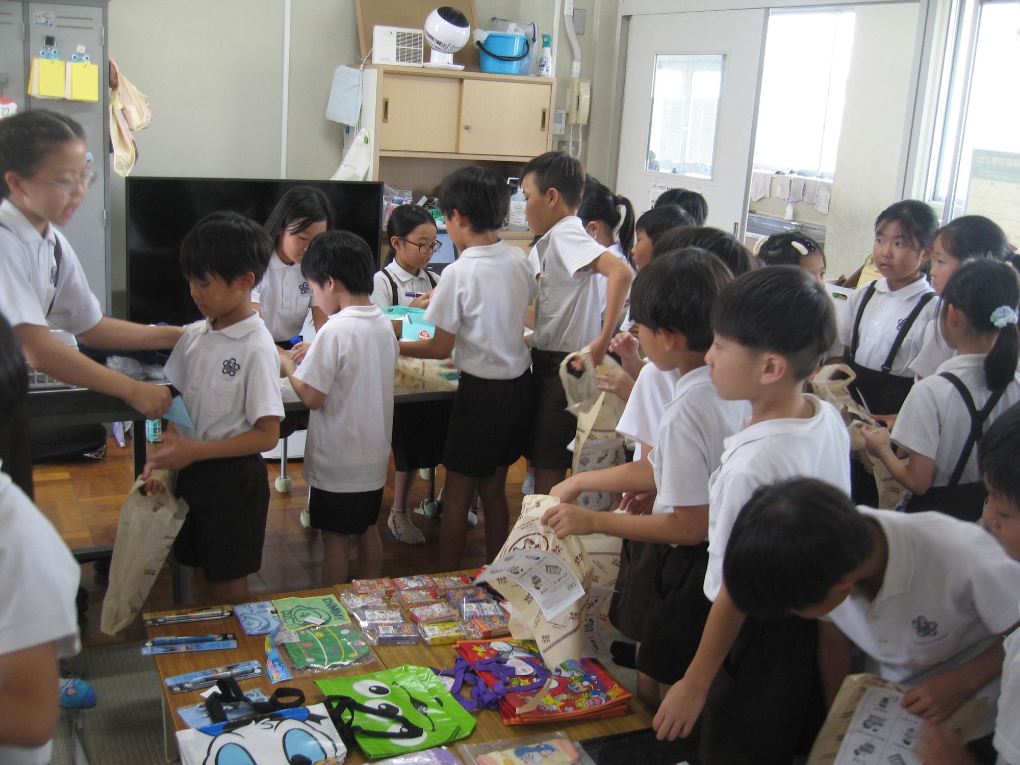 夏まつりを楽しむ子どもたち