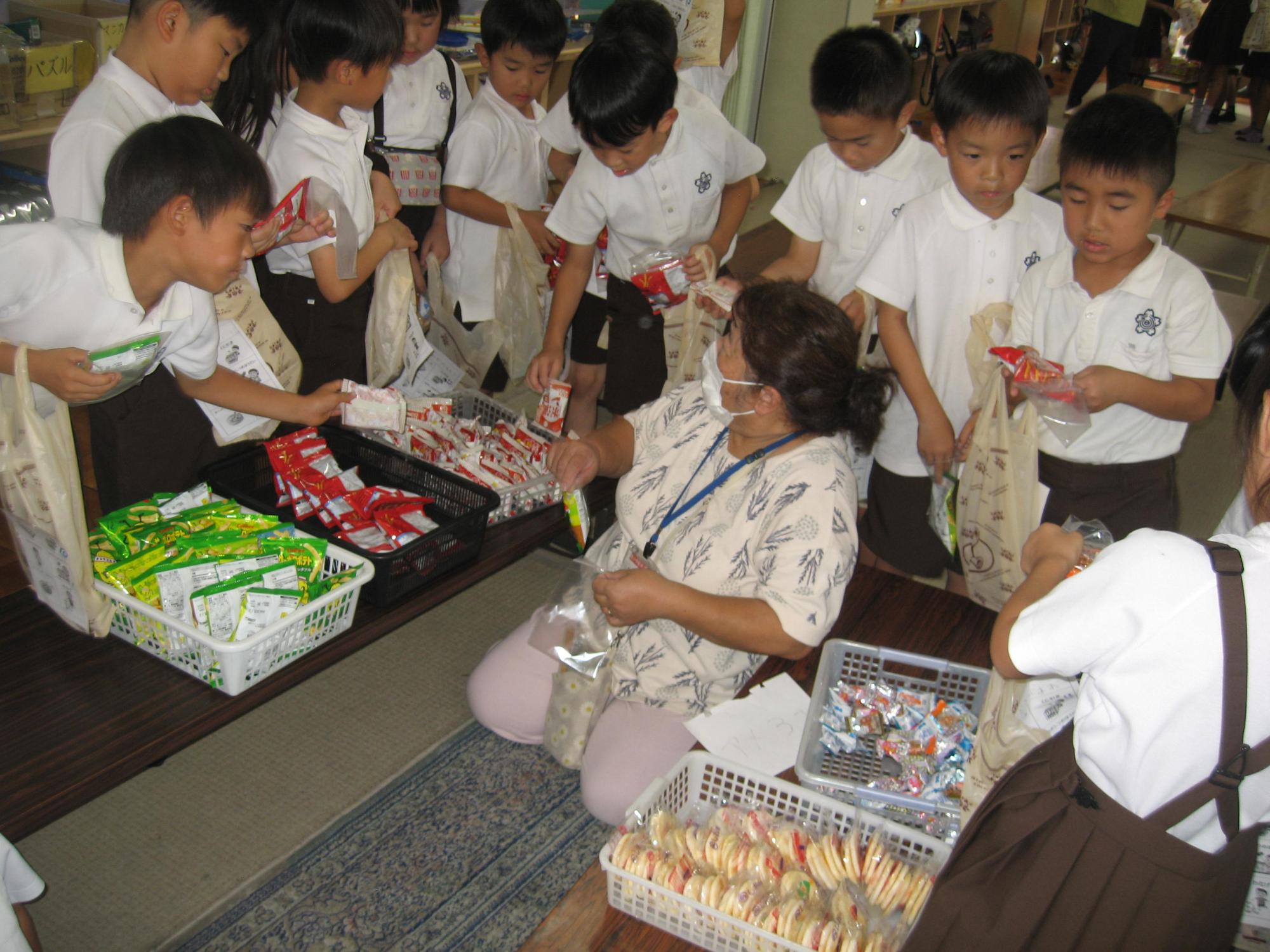 夏まつりを楽しむ子どもたち