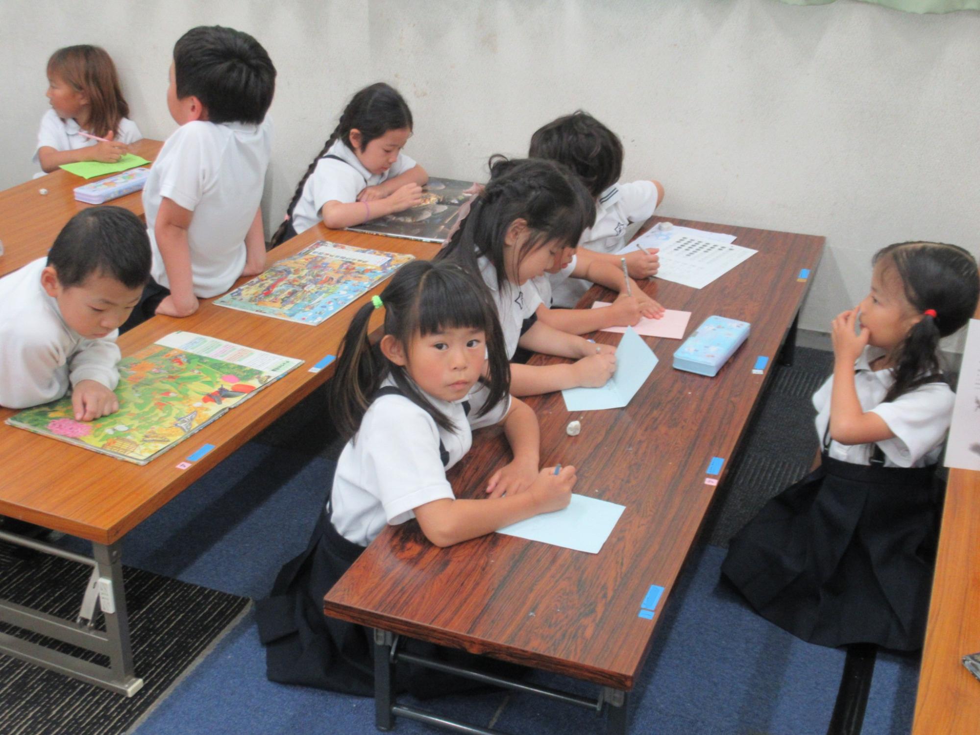 手紙を書く子どもたち