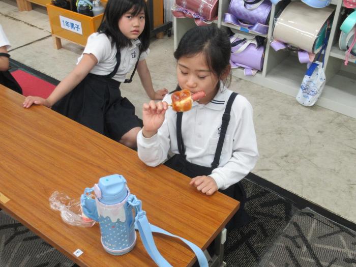 おやつを食べる子ども